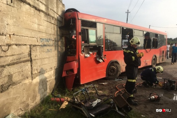 Автобус ударился в угол бетонной стены, что привело к тяжелейшим последствиям Автобус ударился в угол бетонной стены, что привело к тяжелейшим последствиям
