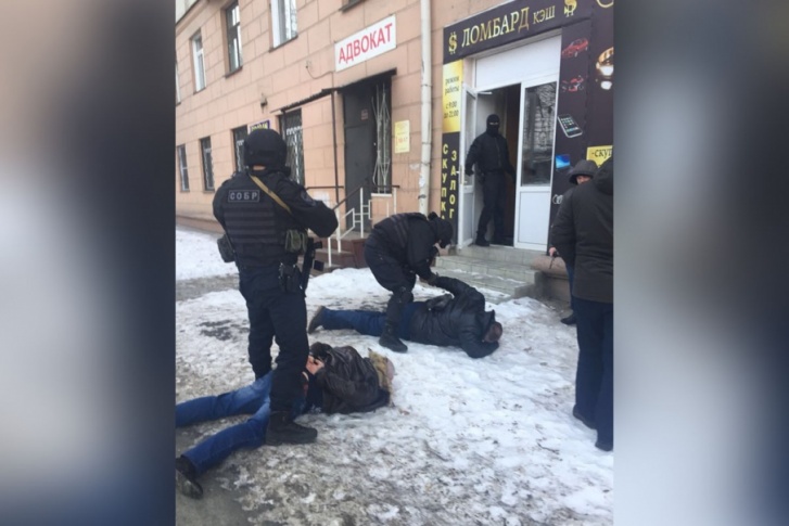После передачи денег оперативники жёстко уложили Олега Хотима и посредника лицом в снег