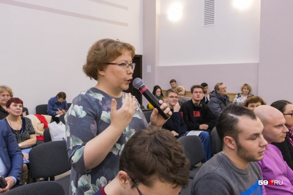 В зале собралось около 50 человек В зале собралось около 50 человек