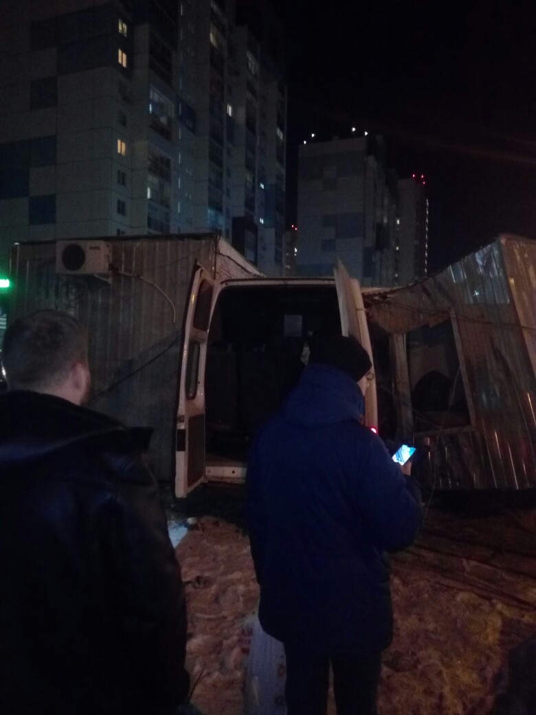 Первоначально очевидцы заявляли, что попавший в ДТП микроавтобус — это маршрутка, однако специальных наклеек на нём не было Первоначально очевидцы заявляли, что попавший в ДТП микроавтобус — это маршрутка, однако специальных наклеек на нём не было