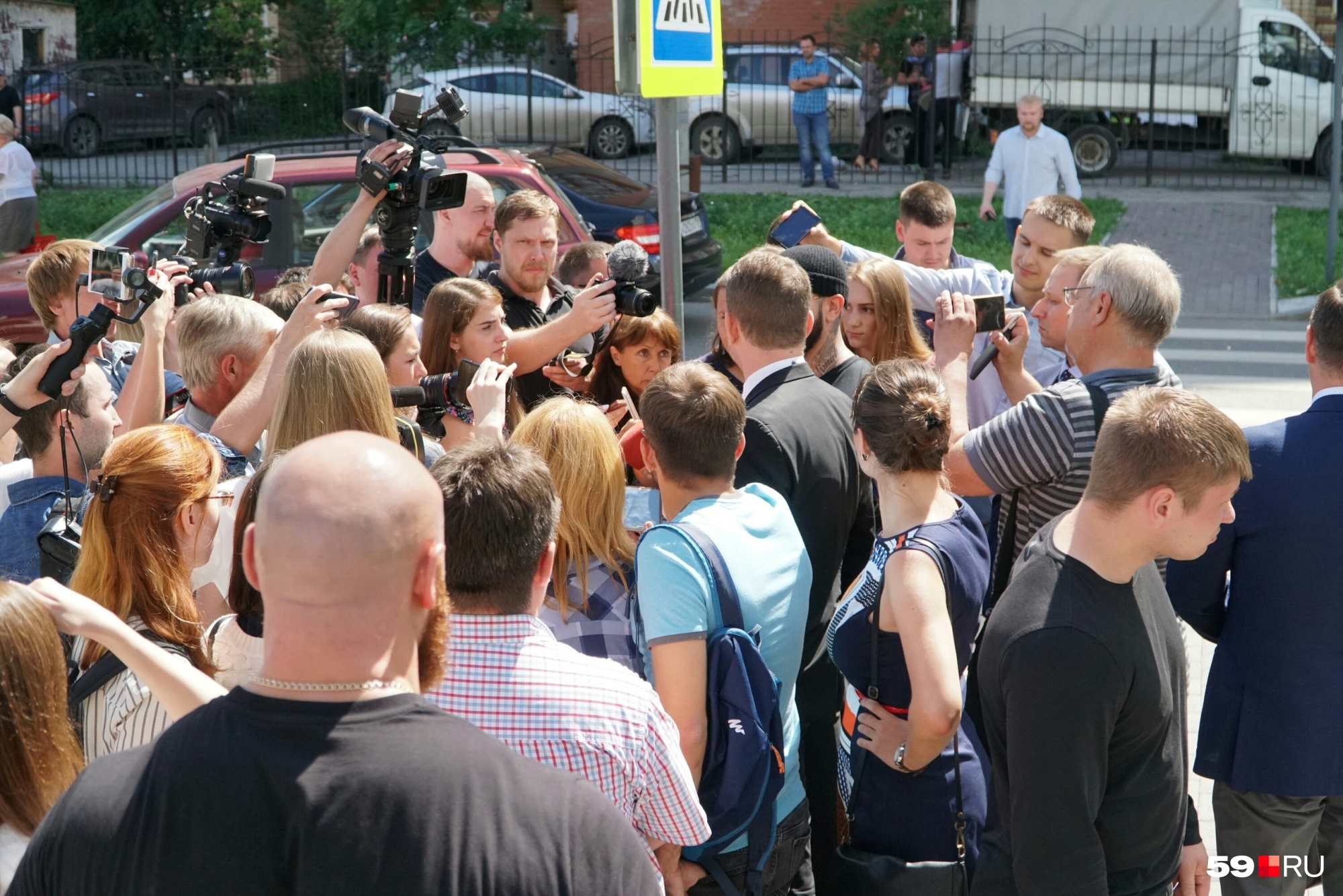 Журналисты окружили Андрея Ширмана со всех сторон