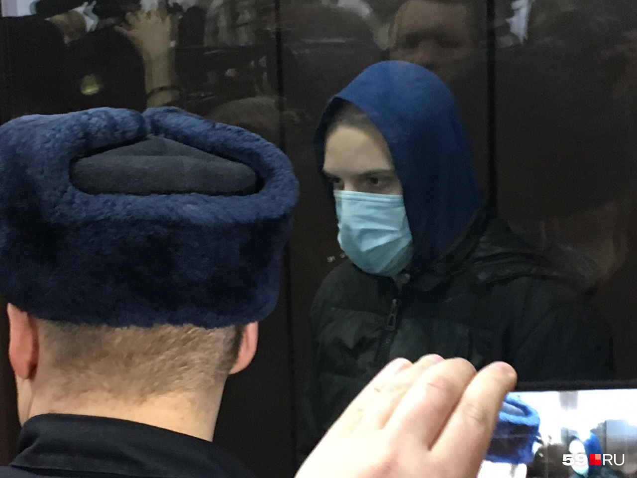 Обвиняемый не захотел показывать свое лицо родителям пострадавших учеников и журналистам Обвиняемый не захотел показывать свое лицо родителям пострадавших учеников и журналистам