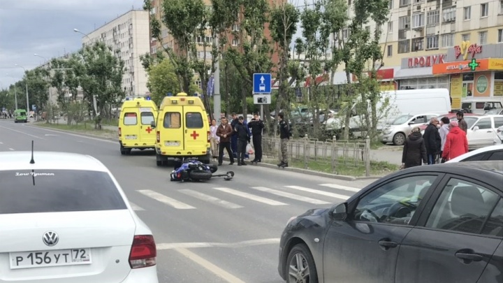 В Тюмени 40-летний мотоциклист сбил на пешеходном переходе двух женщин