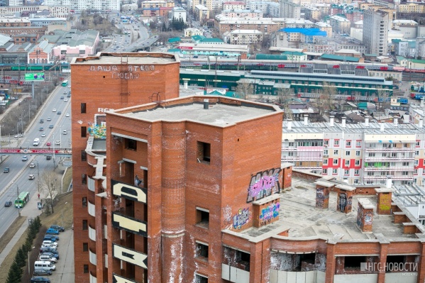 Квартиры в кирпичном доме продаются по четвертому кругу по цене от 2,5 до 7,5 миллиона Квартиры в кирпичном доме продаются по четвертому кругу по цене от 2,5 до 7,5 миллиона