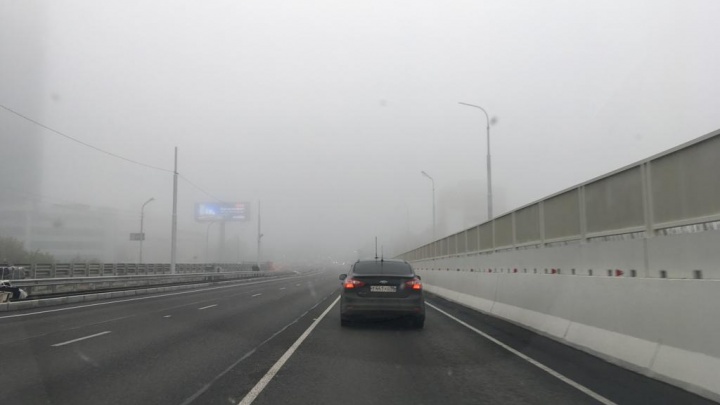 ГИБДД попросила водителей и пешеходов быть осторожнее из-за тумана