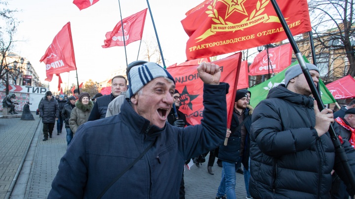«Верните завоевания Октября»: челябинские коммунисты отметили праздник походом до площади Революции