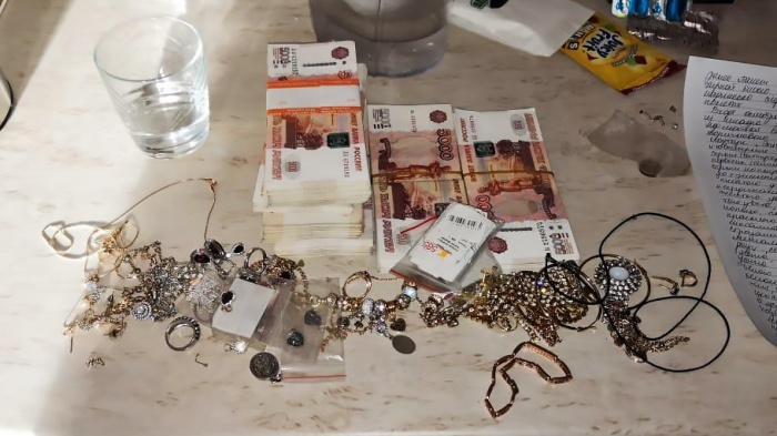 Из квартиры пропали украшения, ноутбук и 6 миллионов рублей, но кража оказалась инсценировкой Из квартиры пропали украшения, ноутбук и 6 миллионов рублей, но кража оказалась инсценировкой
