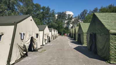 Сотня палаток, трехразовое питание и личная охрана: как устроен лагерь паломников в Екатеринбурге