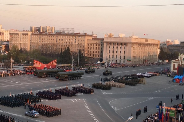 Вчера вечером на площади Ленина прошла последняя репетиция парада Победы — на ней дежурили в том числе и спасатели Вчера вечером на площади Ленина прошла последняя репетиция парада Победы — на ней дежурили в том числе и спасатели