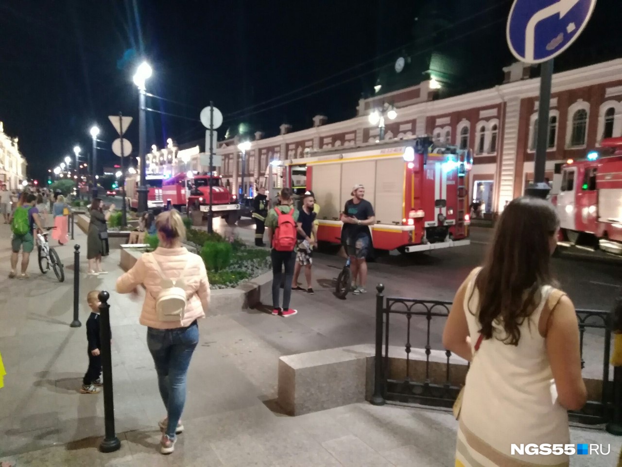 У ресторанов на Ленина скопились шесть пожарных машин