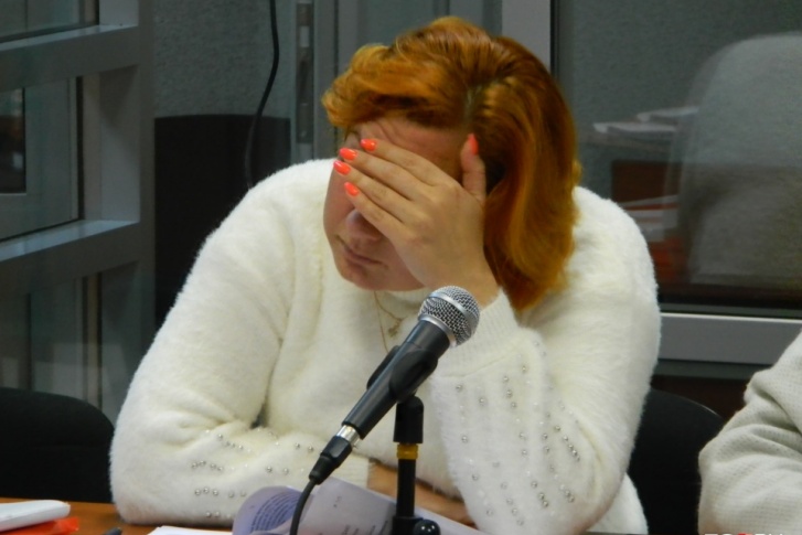 Валентина Плешкова на суде закрывала лицо рукой — от камер СМИ Валентина Плешкова на суде закрывала лицо рукой — от камер СМИ