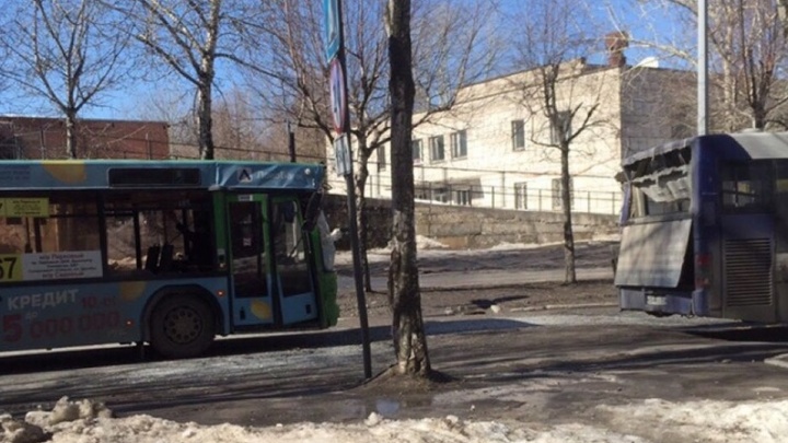 В Перми на улице Макаренко столкнулись два пассажирских автобуса: пострадали четыре человека