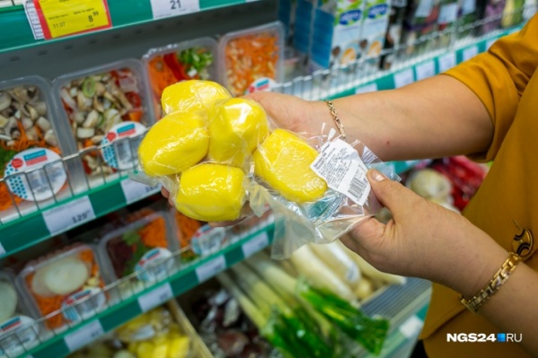 Женщина спустила чужие деньги в продуктовом магазине Женщина спустила чужие деньги в продуктовом магазине