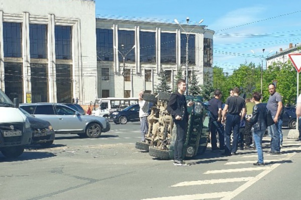 Виновника аварии установят сотрудники УГИБДД Виновника аварии установят сотрудники УГИБДД