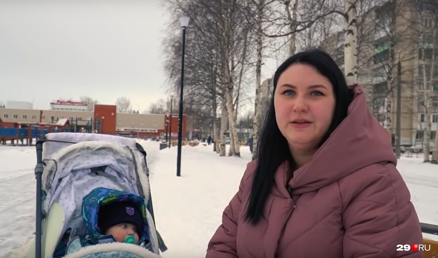 Надежда рассказывает, что прогулкам по городу с коляской привыкла — иногда управляться помогают даже прохожие<br> Надежда рассказывает, что прогулкам по городу с коляской привыкла — иногда управляться помогают даже прохожие<br>