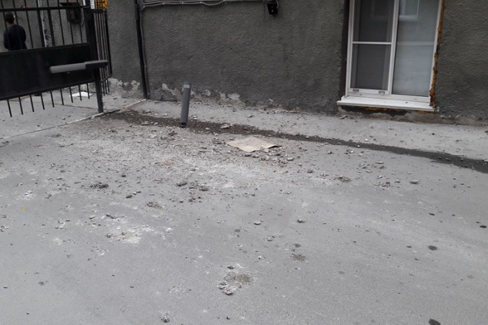 Куски штукатурки падают на тротуар и мешают прохожим во дворе на ул. Ленина Куски штукатурки падают на тротуар и мешают прохожим во дворе на ул. Ленина