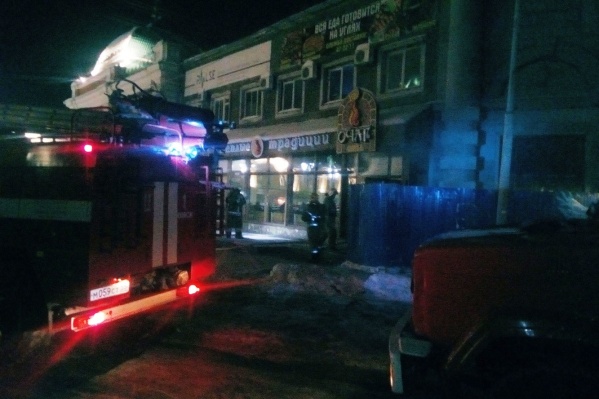 Тушить пожар приехали три машины Тушить пожар приехали три машины