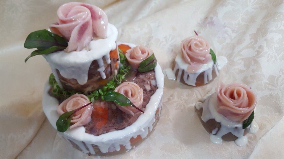 Варианты украшения тортиков — розы из языка