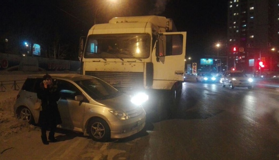 В Новосибирске МАЗ врезался в иномарку и протащил ее на 80 метров В Новосибирске МАЗ врезался в иномарку и протащил ее на 80 метров