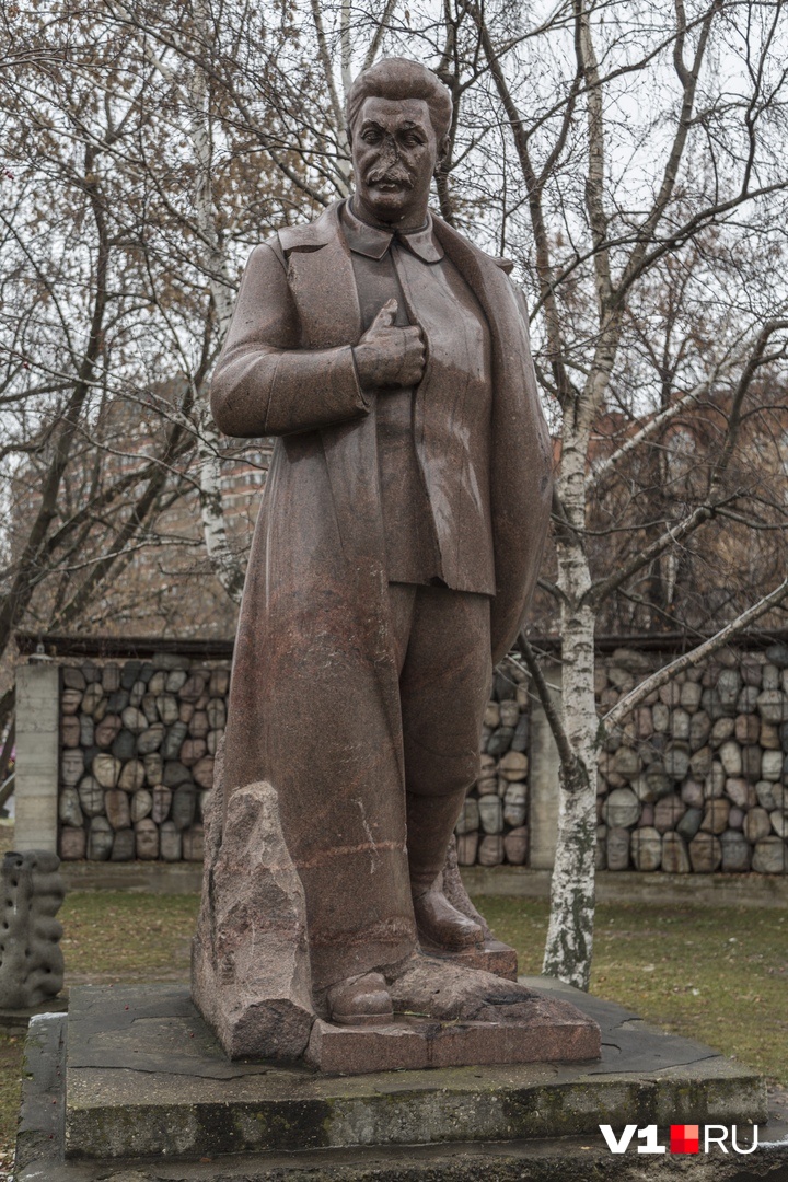 Раньше памятнику Сталину разрушали, а теперь думают вновь ставить