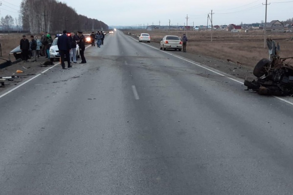 Обломки автомобилей разбросало по трассе Обломки автомобилей разбросало по трассе