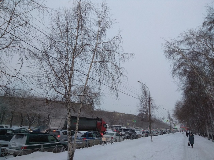 Утренний снегопад поднял уровень пробок на дорогах. Фото из архива НГС Утренний снегопад поднял уровень пробок на дорогах. Фото из архива НГС