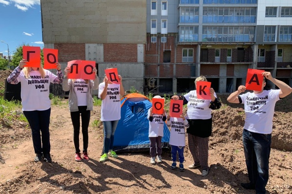Голодовку отложили, но палатку со стройплощадки не убрали Голодовку отложили, но палатку со стройплощадки не убрали