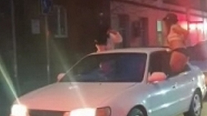 «Демонстрируют интеллект»: девушки в трусах устроили эротичные танцы в окне движущегося авто