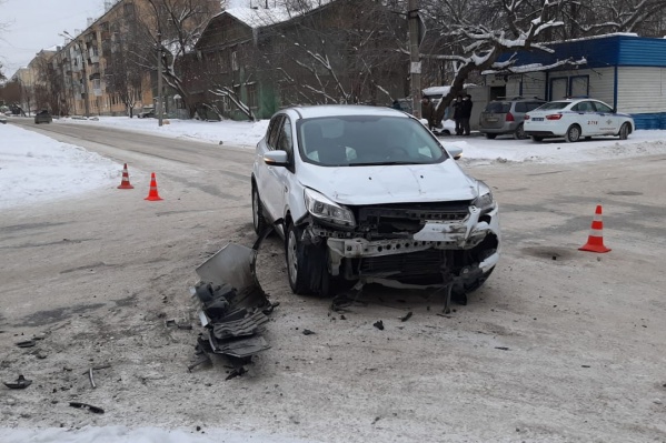 После столкновения Ford Kuga и УАЗ «Патриот» отечественную машину отбросило на пешеходов После столкновения Ford Kuga и УАЗ «Патриот» отечественную машину отбросило на пешеходов