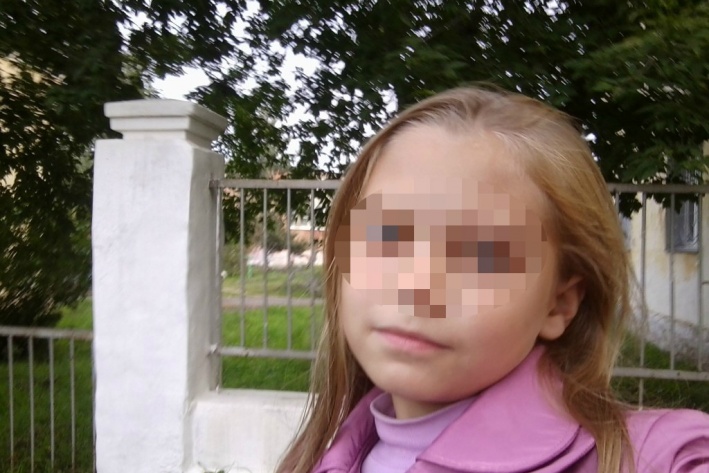 Девочка была отличницей и исправляла даже четверки Девочка была отличницей и исправляла даже четверки