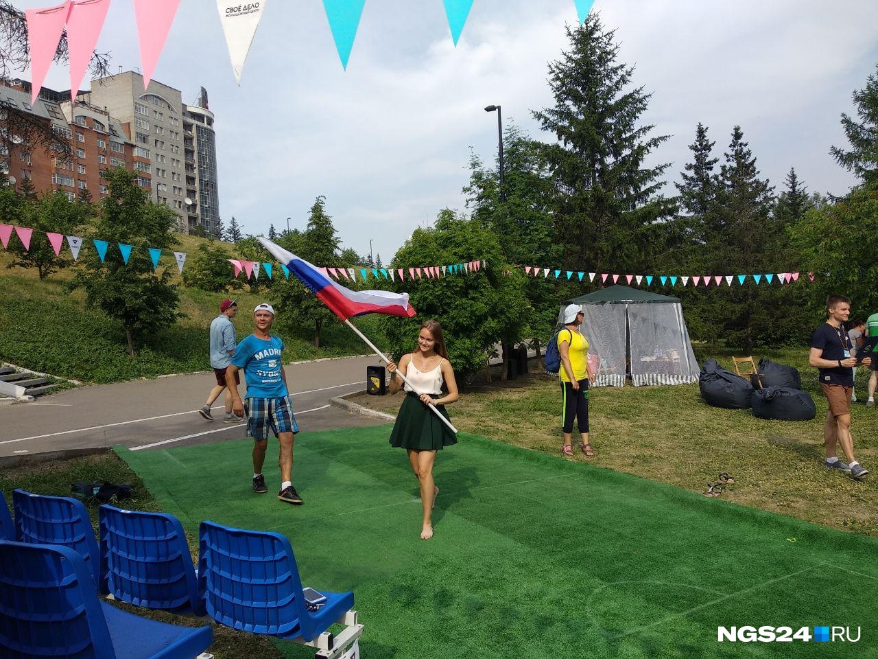 На одной из площадок организована школа болельщиков и конкурс, кто кого перекричит На одной из площадок организована школа болельщиков и конкурс, кто кого перекричит