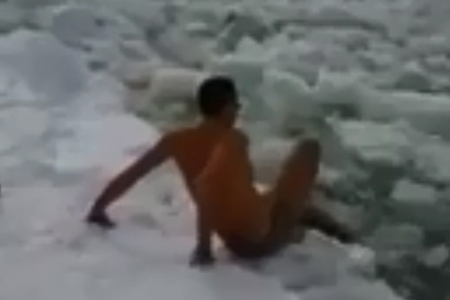 Друзья смельчака снимали оперативное погружение камерами телефонов Друзья смельчака снимали оперативное погружение камерами телефонов