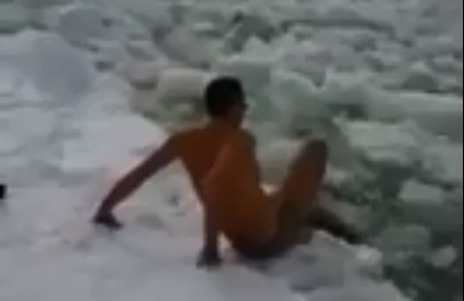 Мужчина искупался со льдинами в реке на севере края