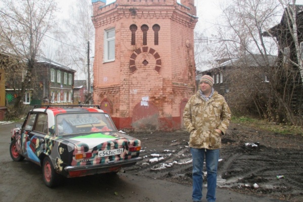 Свои «Жигули» Юрий Ушаков раскрасил совместно с Константином Ерёменко во время кампании по выборам в мэры Новосибирска лидера группы «Коррозия металла» Сергея «Паука» Троицкого Свои «Жигули» Юрий Ушаков раскрасил совместно с Константином Ерёменко во время кампании по выборам в мэры Новосибирска лидера группы «Коррозия металла» Сергея «Паука» Троицкого