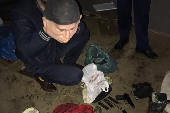 Полицейские нашли у подсудимых оружие и маски Полицейские нашли у подсудимых оружие и маски