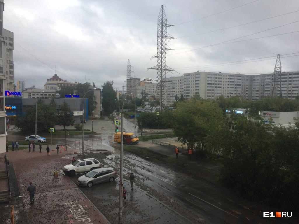 Так выглядит перекресток сейчас. Все в кусках асфальта Так выглядит перекресток сейчас. Все в кусках асфальта