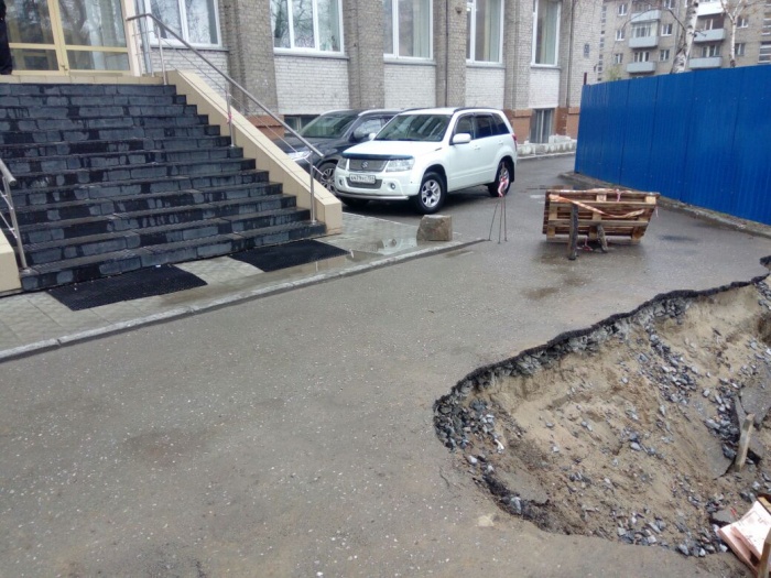Асфальт возле здания провалился ещё в прошлом месяце Асфальт возле здания провалился ещё в прошлом месяце