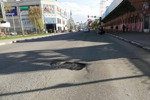 Огромная яма на улице Победы мешает движению уже несколько месяцев Огромная яма на улице Победы мешает движению уже несколько месяцев