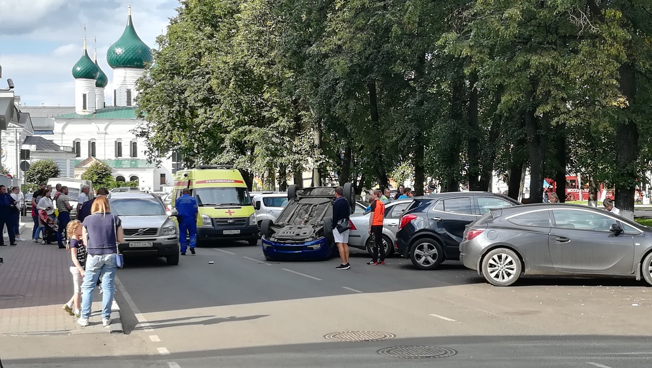 «Чудом не переломались»: на улице Чайковского автомобиль с подростком за рулём перевернулся на крышу