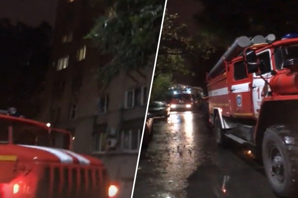 Очевидцы видели у подъезда несколько пожарных машин, скорую помощь и полицию Очевидцы видели у подъезда несколько пожарных машин, скорую помощь и полицию