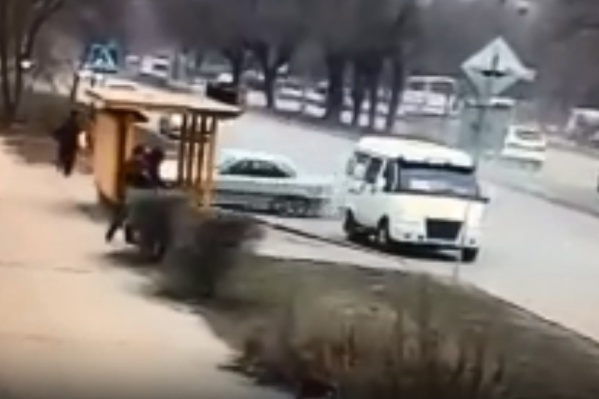 Рядом с остановкой в момент столкновения были люди Рядом с остановкой в момент столкновения были люди