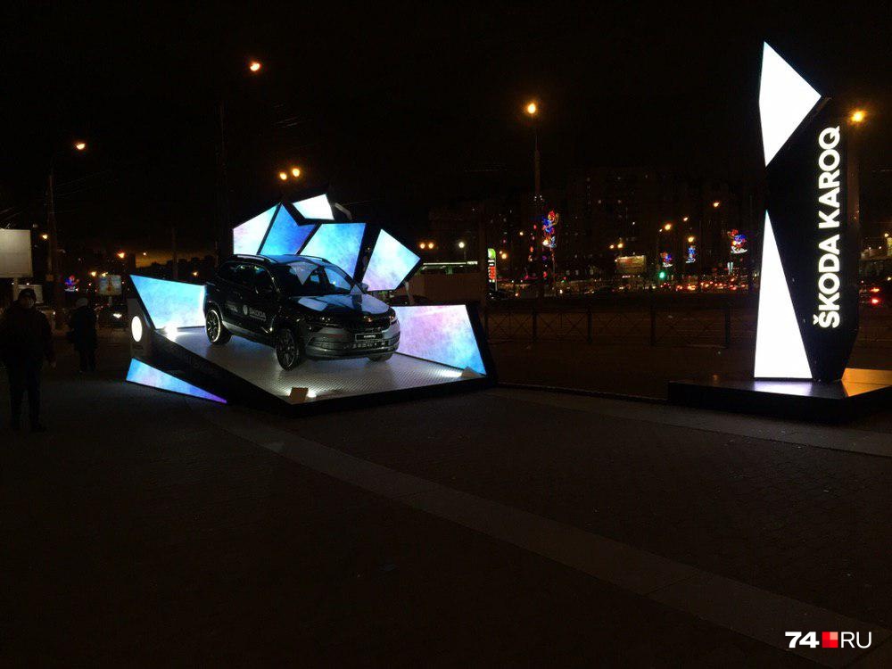 Рядом с ледовым дворцом, где проходят гастроли Cirque du Soleil, выставили SKODA Karoq, а зрителям предлагают записаться на тест-драйв Рядом с ледовым дворцом, где проходят гастроли Cirque du Soleil, выставили SKODA Karoq, а зрителям предлагают записаться на тест-драйв