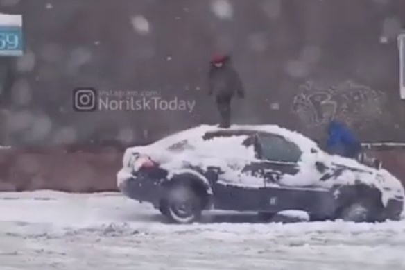 Судя по видео, подростки играли в «Царя горы», а автомобиль и был «горой» Судя по видео, подростки играли в «Царя горы», а автомобиль и был «горой»