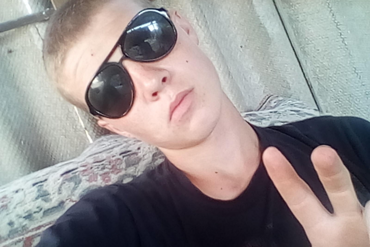 По словам друзей, молодой человек за рулем уходившего от погони автомобиля был без прав По словам друзей, молодой человек за рулем уходившего от погони автомобиля был без прав