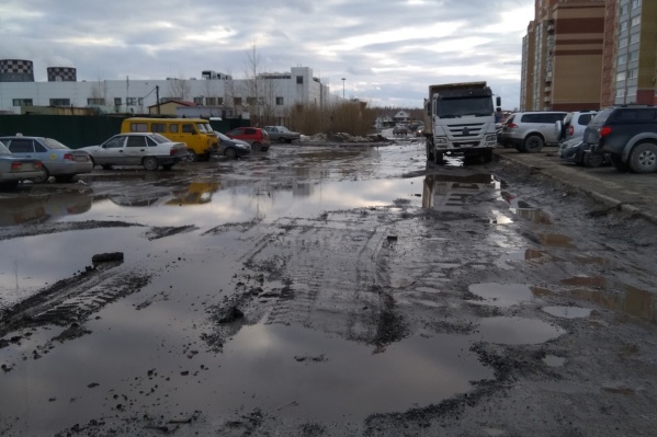 В этом году здесь обещают построить дорогу, протяженность которой составляет около километра, сделать тротуары и освещение В этом году здесь обещают построить дорогу, протяженность которой составляет около километра, сделать тротуары и освещение