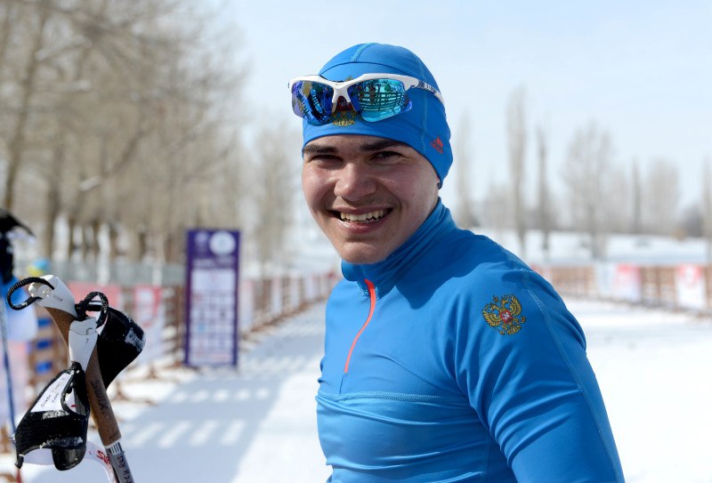 «Моя семья не могла мне их купить»: мальчик, которому весь город скинулся на лыжи, победил на ЧМ