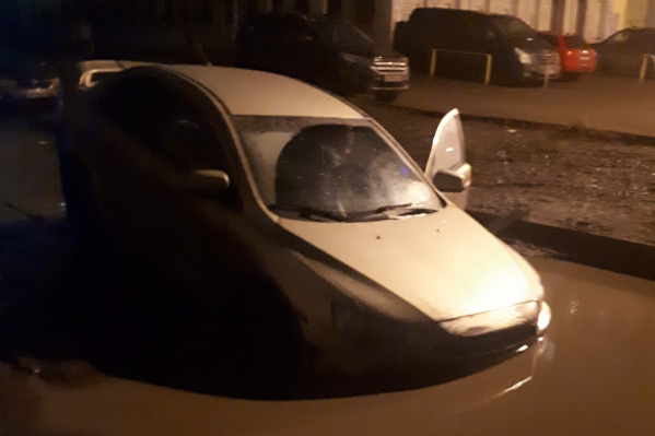 Машина застряла в луже на улице Строителей в Ярославле Машина застряла в луже на улице Строителей в Ярославле