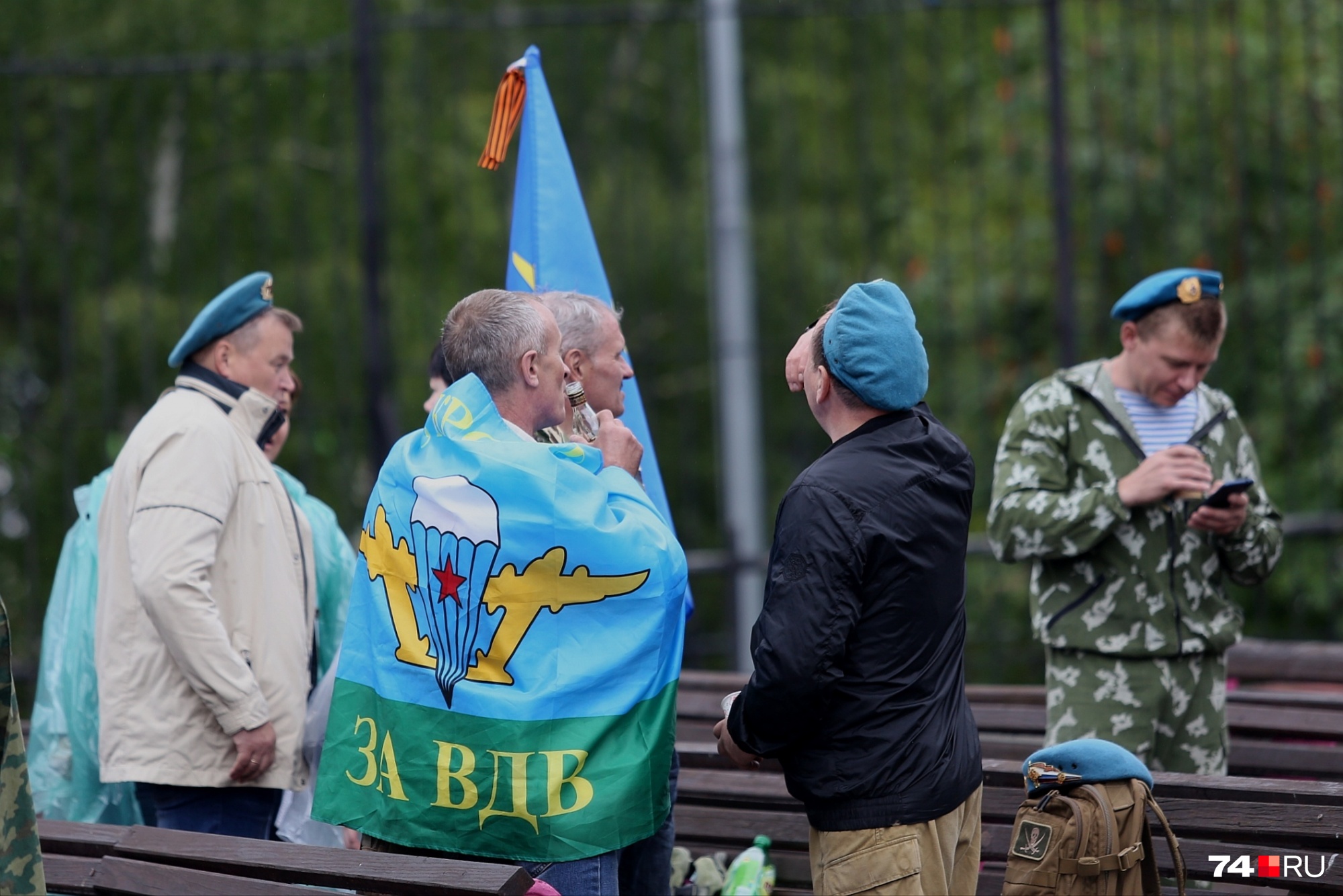 «Голубые береты» не забывают выпивать «Голубые береты» не забывают выпивать