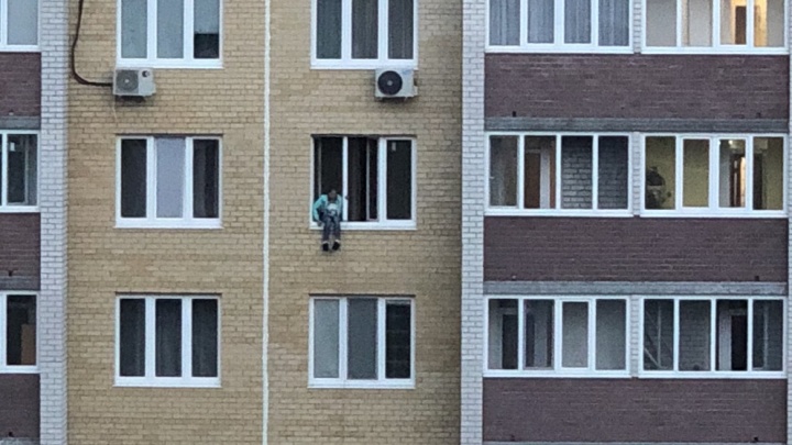 На Червишевском тракте спасли девушку, грозившуюся прыгнуть с восьмого этажа
