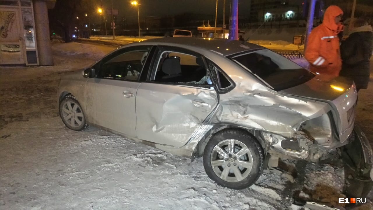 От удара выбило стекла От удара выбило стекла